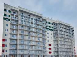 В доме № 35 на всех этажах уже застеклены окна, сейчас ведутся сантехмонтажные работы.