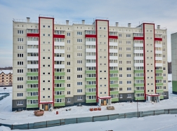 В доме № 38 завершаются чистовые отделочные работы, осуществляется установка межкомнатных дверей, поклейка обоев и укладка линолеума. Кроме того, подходят к концу сантехмонтажные и электромонтажные работы.