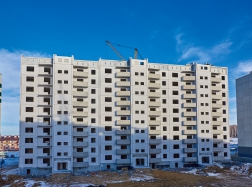 Дом № 36. Ведется монтаж плит покрытия 1 и 2 секций.