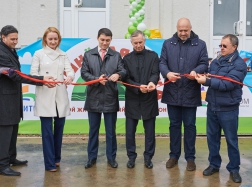 Торжественный момент  разрезания красной ленты. 