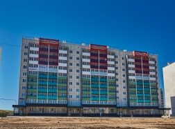 Дом №38. Завершается оформление входной группы коммерческих помещений