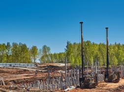 Дом №60. Завершается установка свай